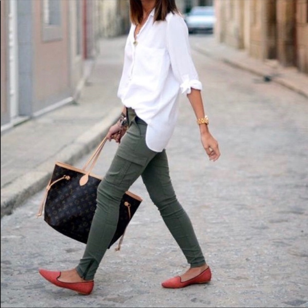 WHBM forest green skinny leg cargo pants, zippers